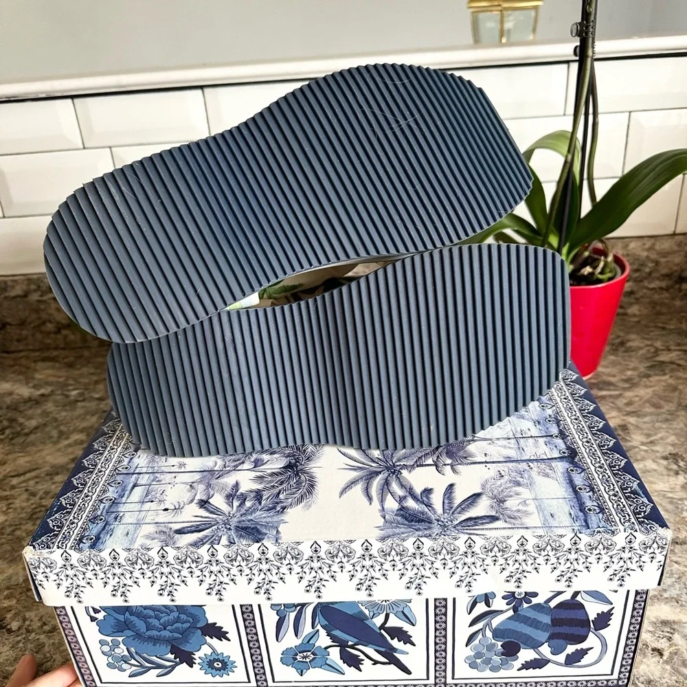 Farm Rio. Colorful Flatform Velcro Sandal, Size 10 - Picture 4 of 6